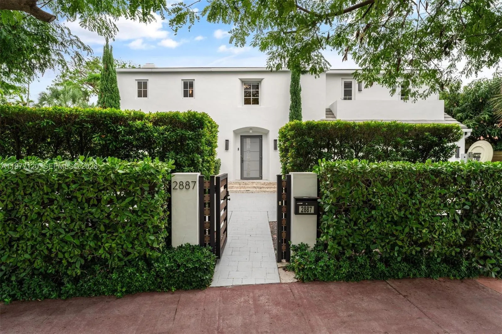 Foto de propiedad en 2887 Pine Tree Drive, Miami Beach, FL 33140 Miami Beach con MLS# 