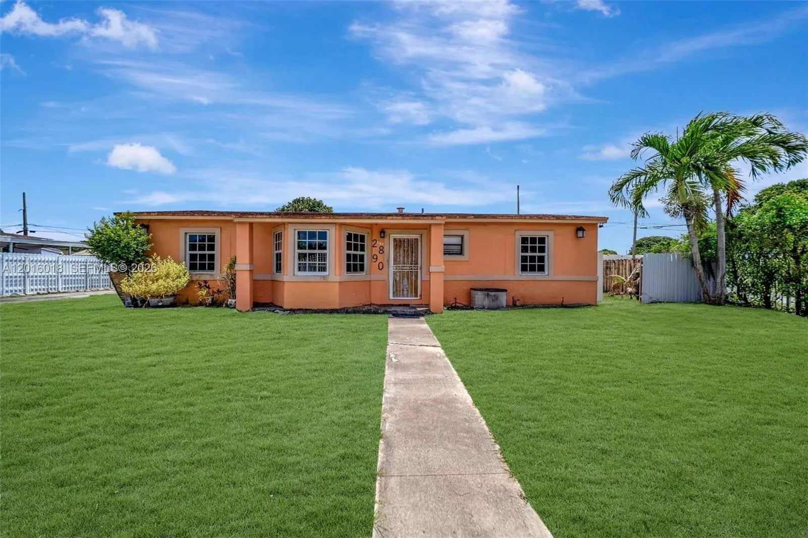 Foto de propiedad en 2890 NW 160th Street, Miami Gardens, FL 33054 Miami Gardens con MLS# 