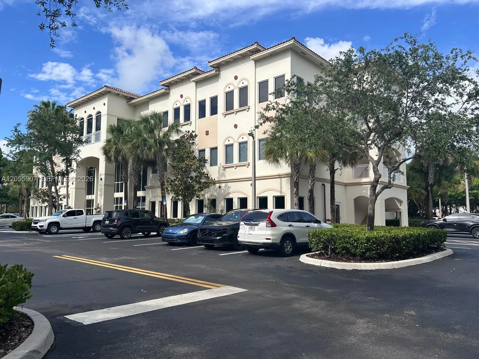 Foto de propiedad en 2893 Executive Park Drive 106, Weston, FL 33331 Weston con MLS# 