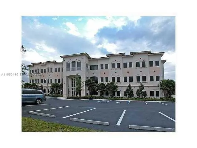 Foto de propiedad en 2893 Executive Park Drive 125, Weston, FL 33331 Weston con MLS# 