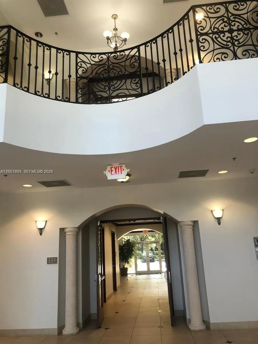 Foto de propiedad en 2893 Executive Park Drive 302, Weston, FL 33331 Weston con MLS# 