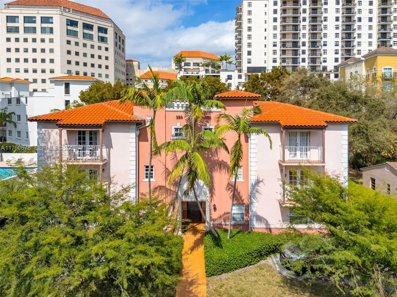 Foto de propiedad en 29 Santillane Avenue 7, Coral Gables, FL 33134 Coral Gables con MLS# 