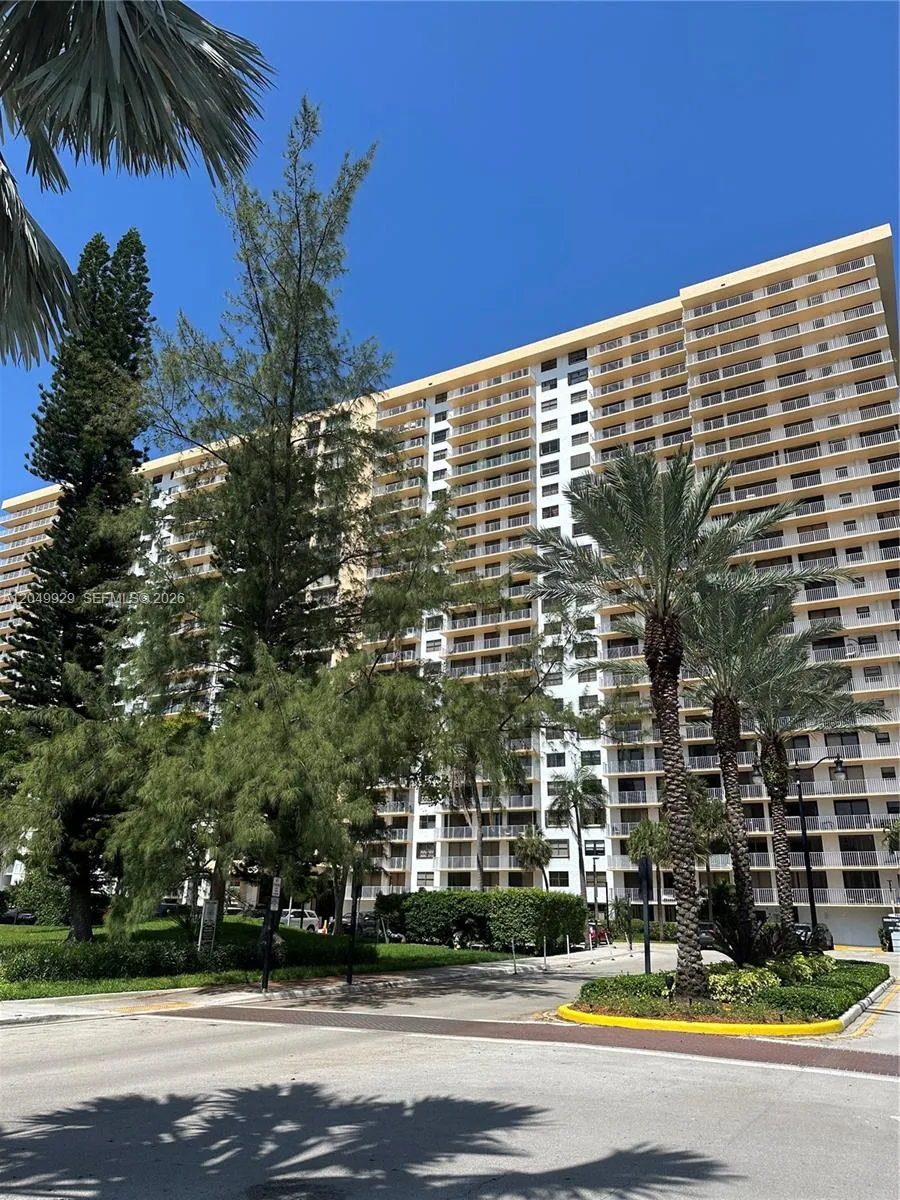 Alquilada 290 174th Street 2207, Sunny Isles Beach, FL 33160, Sunny Isles Beach, FL 33160