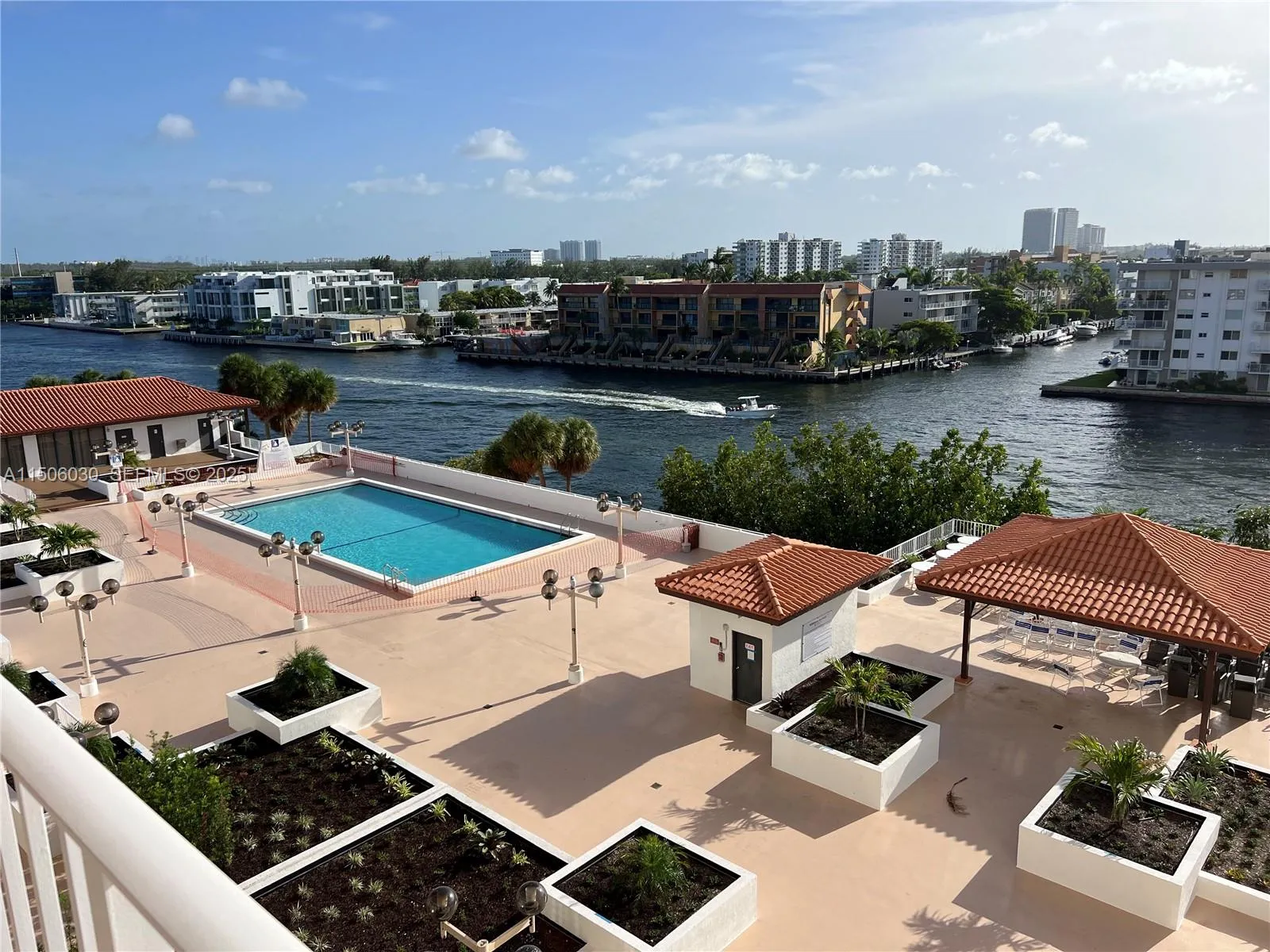 Foto de propiedad en 290 174th Street 702, Sunny Isles Beach, FL 33160 Sunny Isles Beach con MLS# 