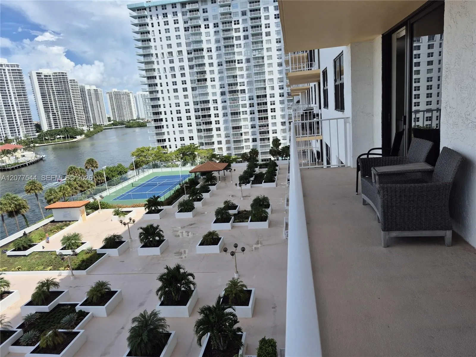 Foto de propiedad en 290 174th Street 903, Sunny Isles Beach, FL 33160 Sunny Isles Beach con MLS# 