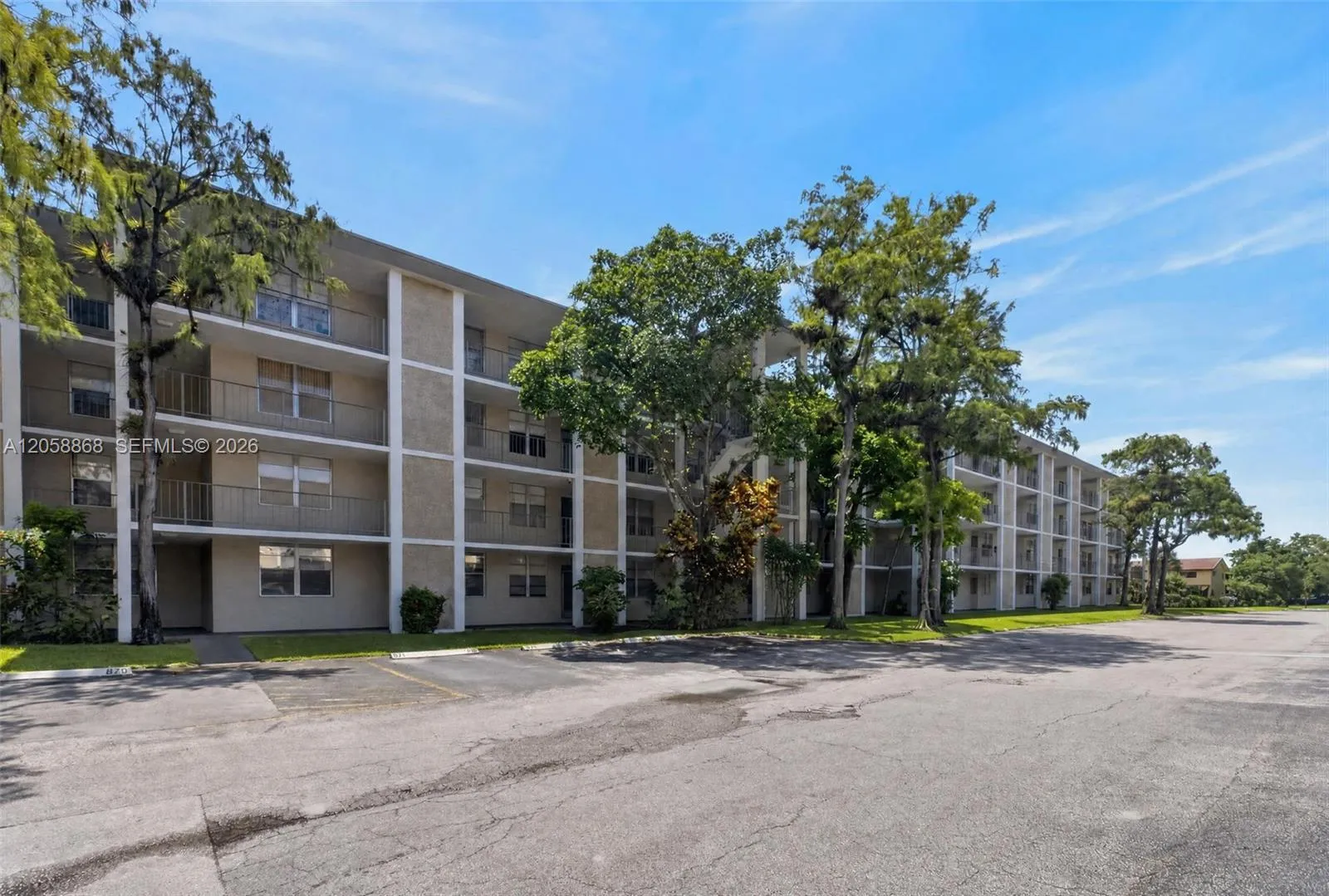 Foto de propiedad en 2900 NW 48th Terrace 310, Lauderdale Lakes, FL 33313 Lauderdale Lakes con MLS# 