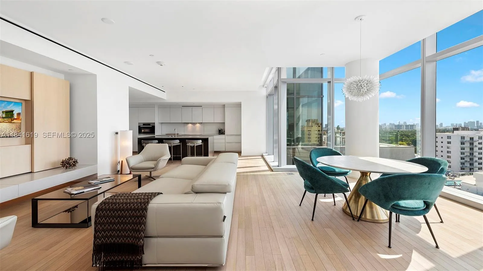 Foto de propiedad en 2901 Collins Avenue 1403, Miami Beach, FL 33140 Miami Beach con MLS# 