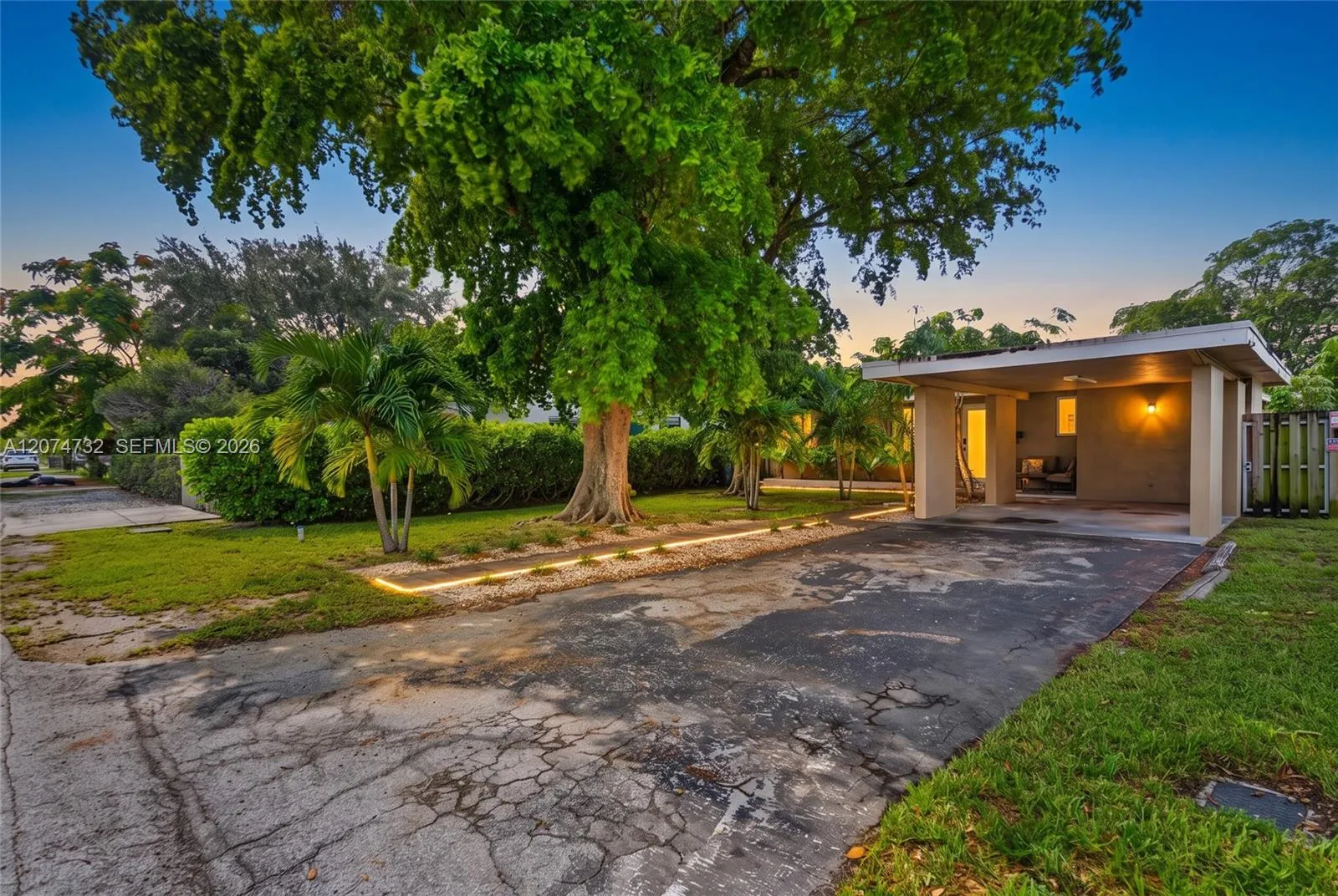 Foto de propiedad en 2904 Van Buren Street, Hollywood, FL 33020 Hollywood con MLS# 
