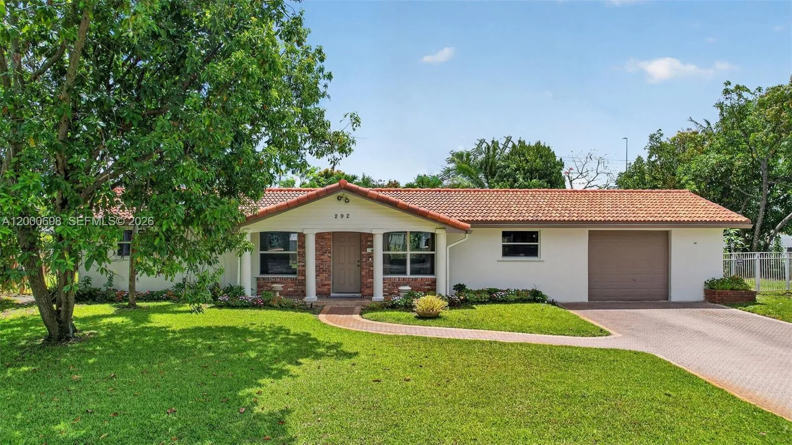 Foto de propiedad en 292 SW 52nd Avenue, Plantation, FL 33317 Plantation con MLS# 