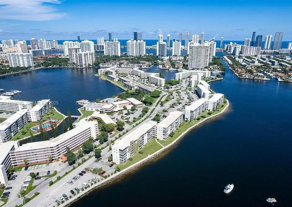 Foto de propiedad en 2920 Point East Drive N311, Aventura, FL 33160 Aventura con MLS# 