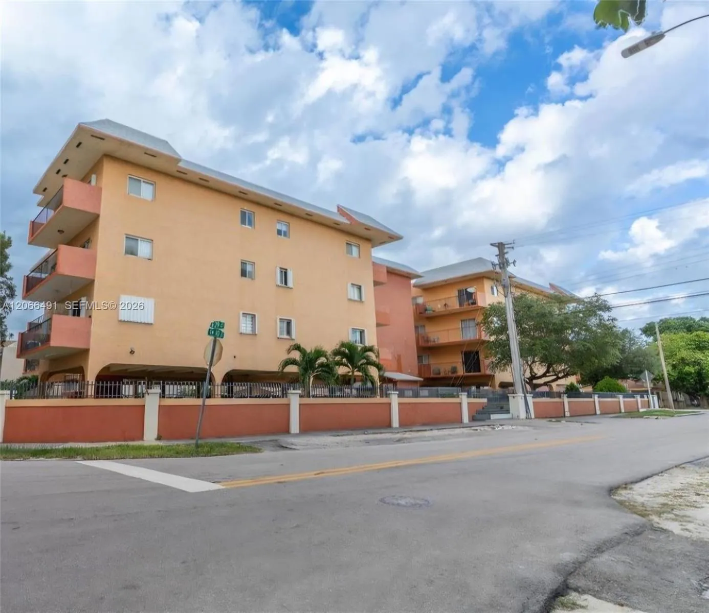 Foto de propiedad en 2921 SW 10th Street 33, Miami, FL 33135 Miami con MLS# 