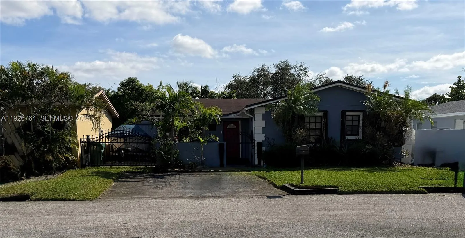 Foto de propiedad en 2926 NW 191st Lane, Miami Gardens, FL 33056 Miami Gardens con MLS# 