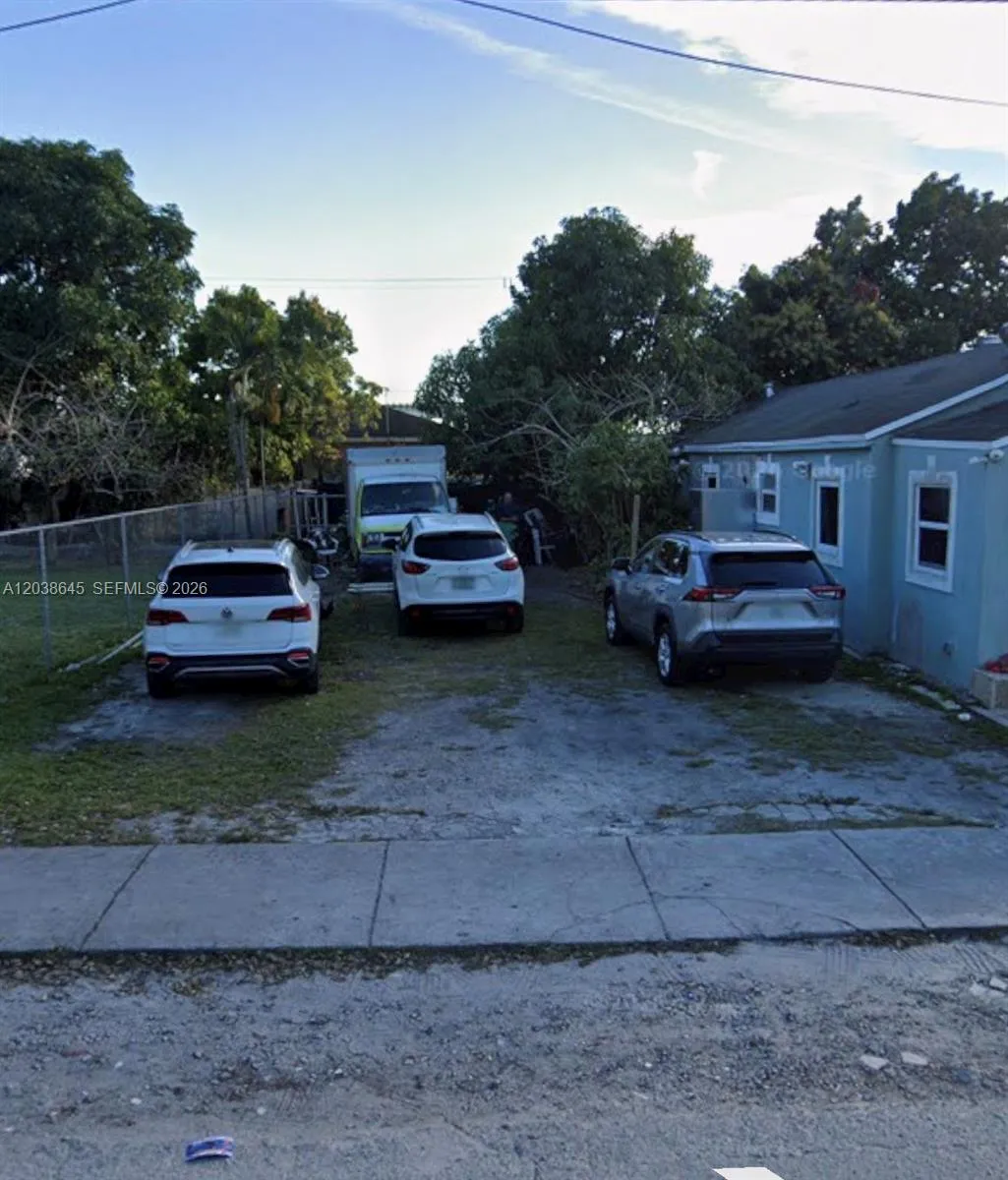 Foto de propiedad en 2934 NW 44th Street, Miami, FL 33142 Miami con MLS# 