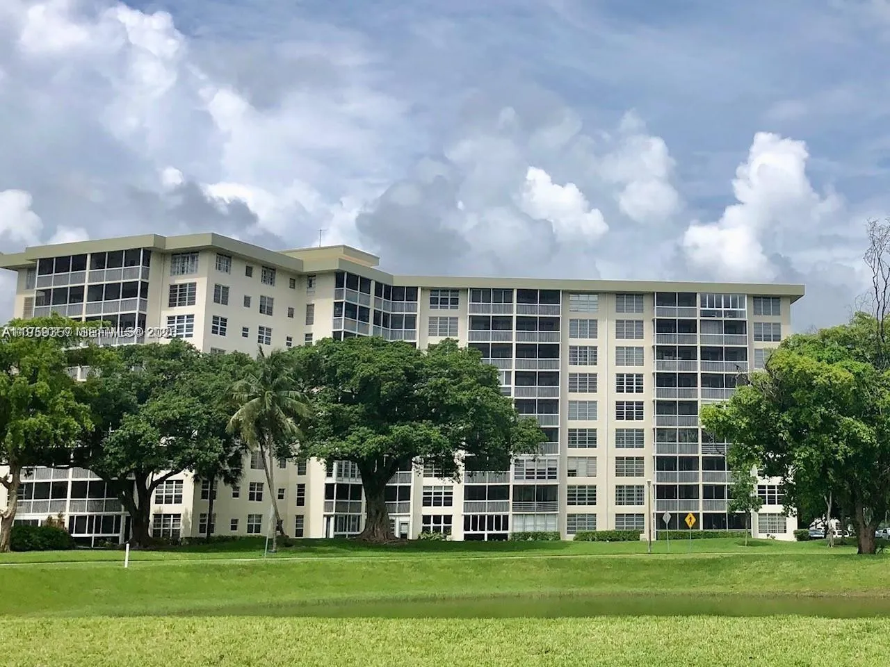 Foto de propiedad en 2940 N Course Drive 910, Pompano Beach, FL 33069 Pompano Beach con MLS# 