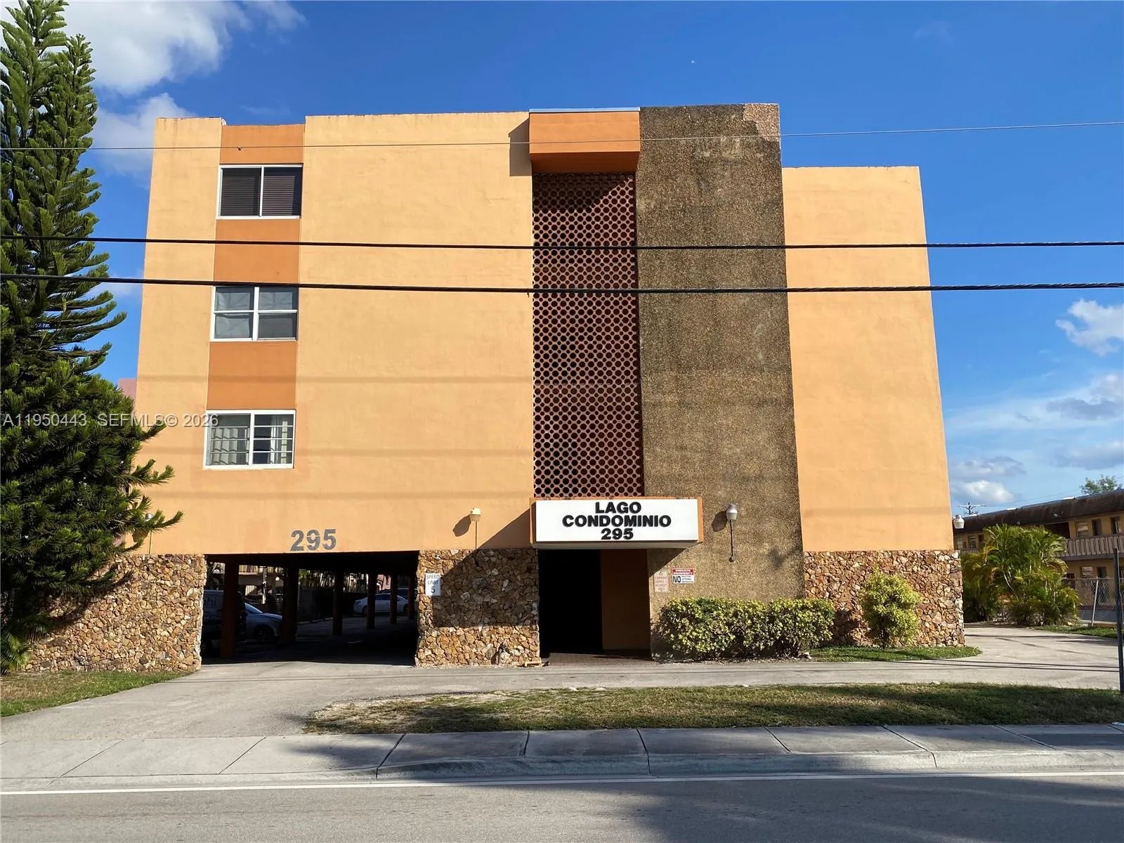 Foto de propiedad en 295 NW 72nd Avenue 304, Miami, FL 33126 Miami con MLS# 