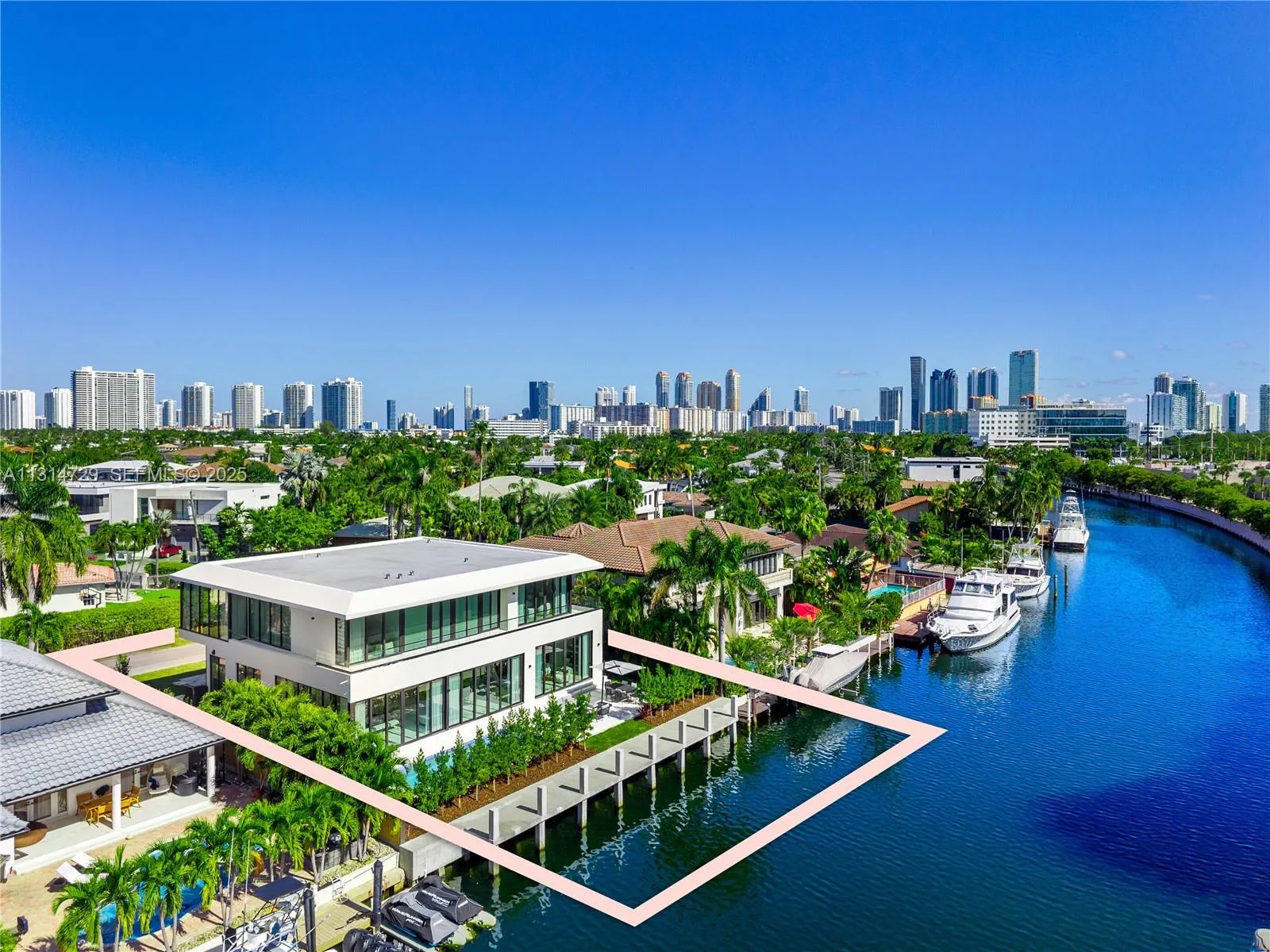 Foto de propiedad en 2950 NE 164th Street, North Miami Beach, FL 33160 North Miami Beach con MLS# 