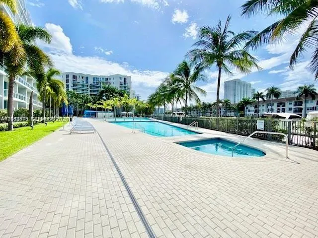 Foto de propiedad en 2950 NE 188th Street 231, Aventura, FL 33180 Aventura con MLS# 