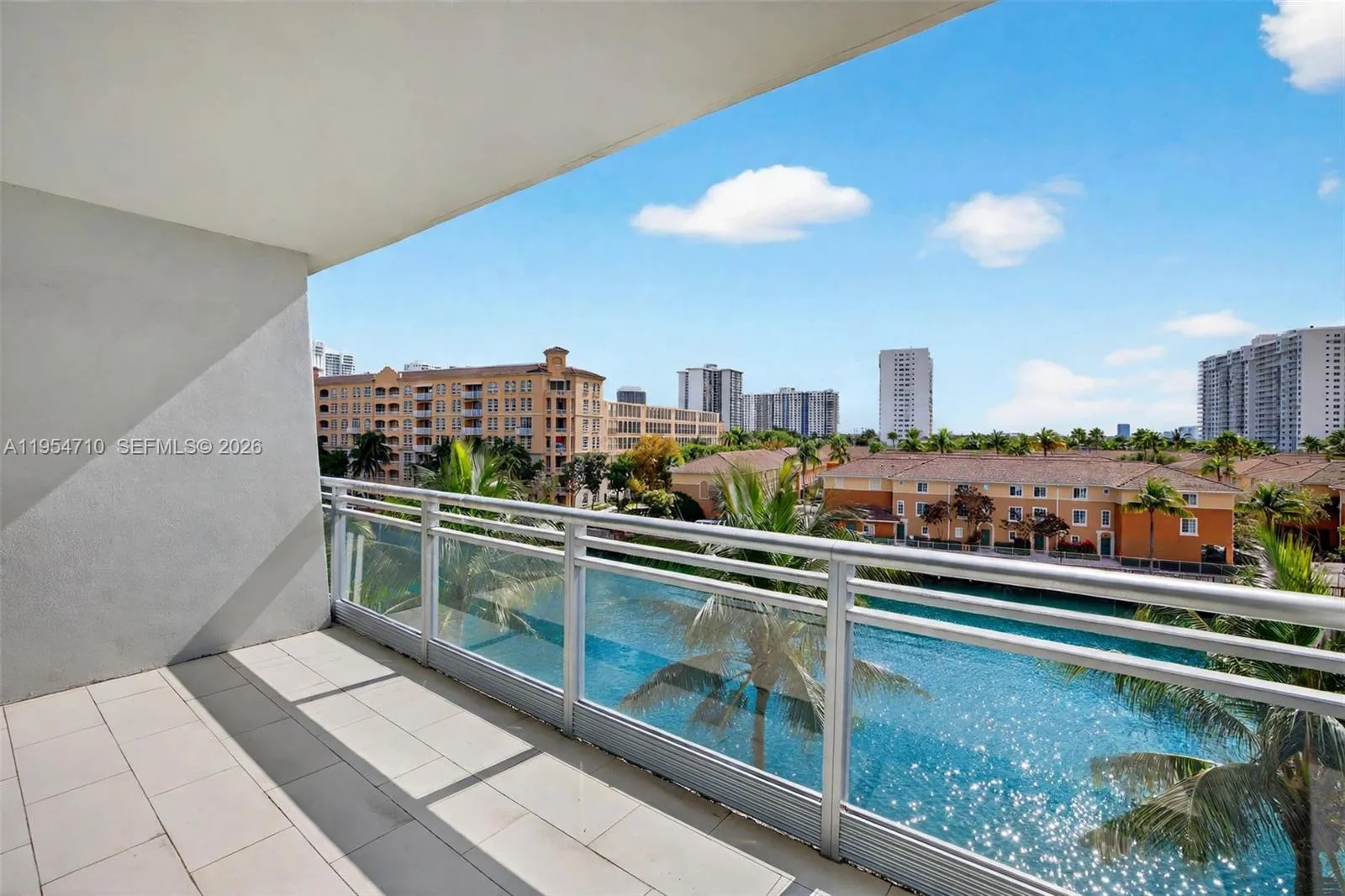 Foto de propiedad en 2950 NE 188th Street 302, Aventura, FL 33180 Aventura con MLS# 