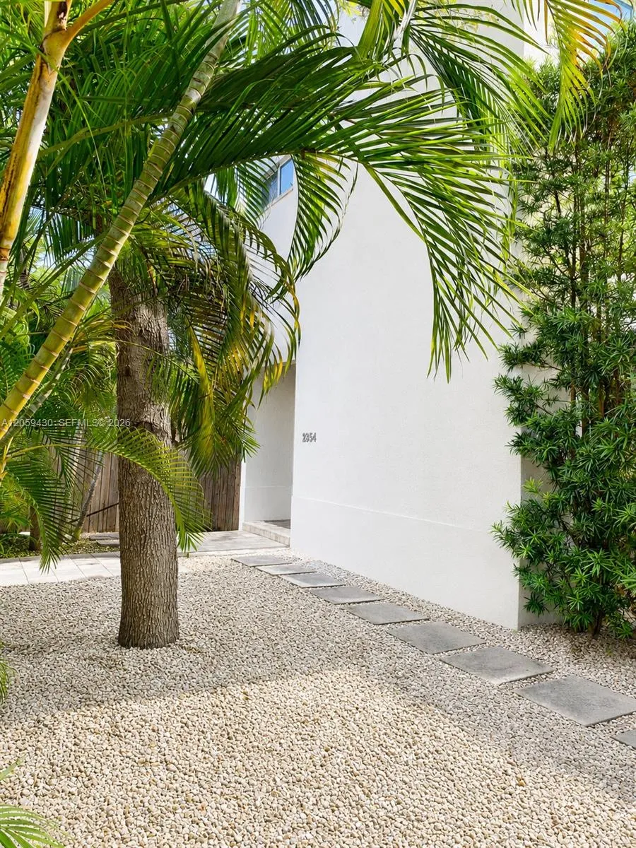 Foto de propiedad en 2954 Whitehead Street 2954, Miami, FL 33133 Miami con MLS# 