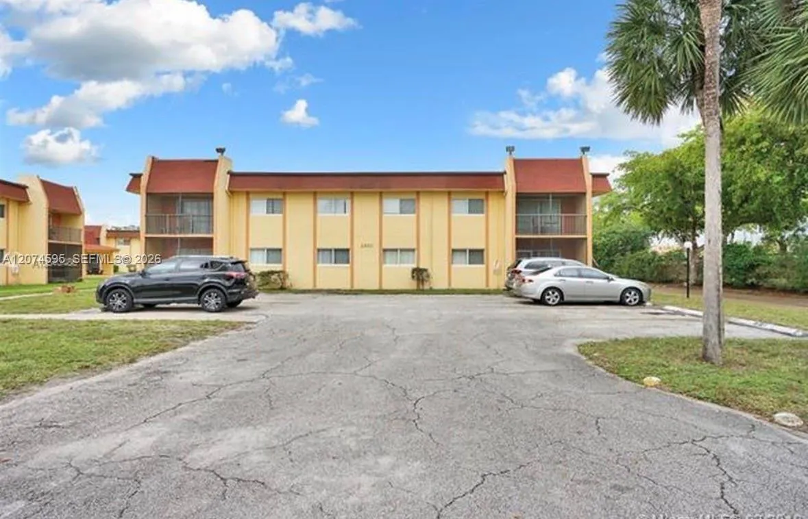 Foto de propiedad en 2960 NW 55th Avenue 2D, Lauderhill, FL 33313 Lauderhill con MLS# 