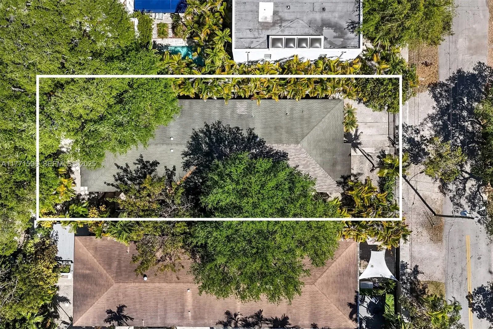Foto de propiedad en 2960 Whitehead Street, Miami, FL 33133 Miami con MLS# 