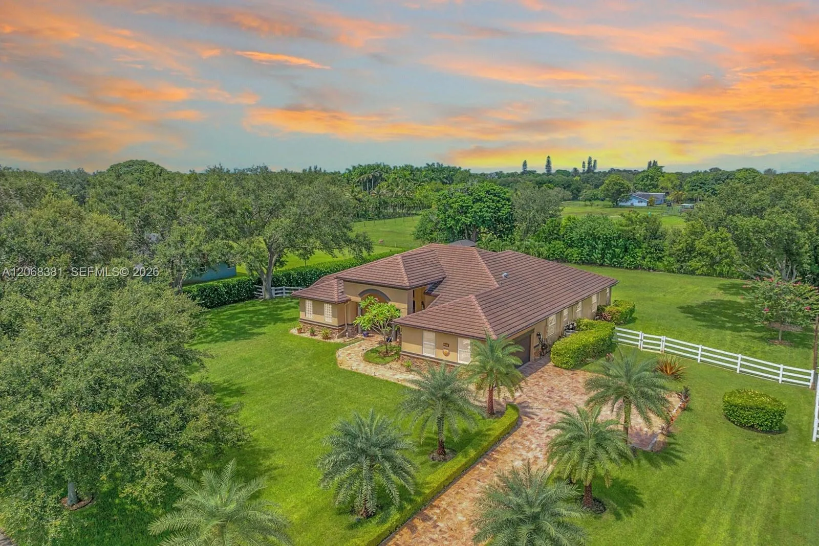 Foto de propiedad en 2979 SW 144th Terrace, Davie, FL 33330 Davie con MLS# 