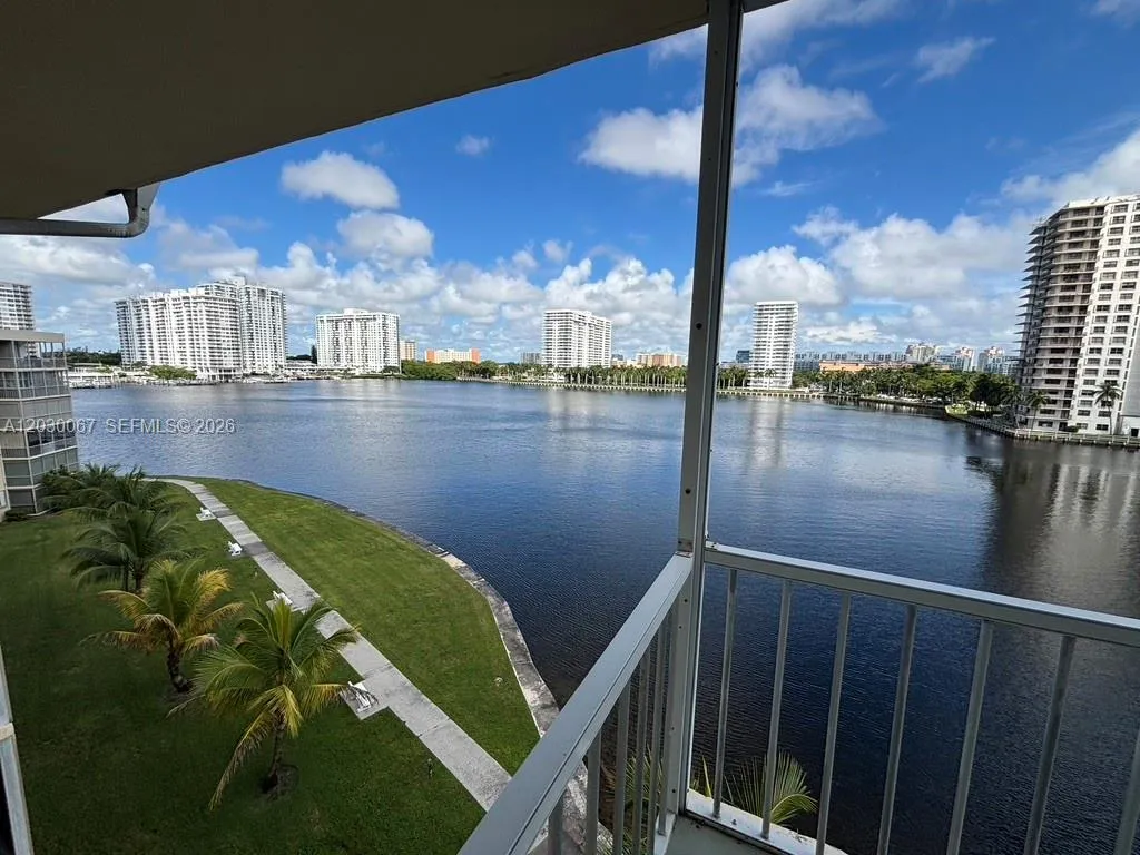 Foto de propiedad en 2999 Point East Drive C614, Aventura, FL 33160 Aventura con MLS# 