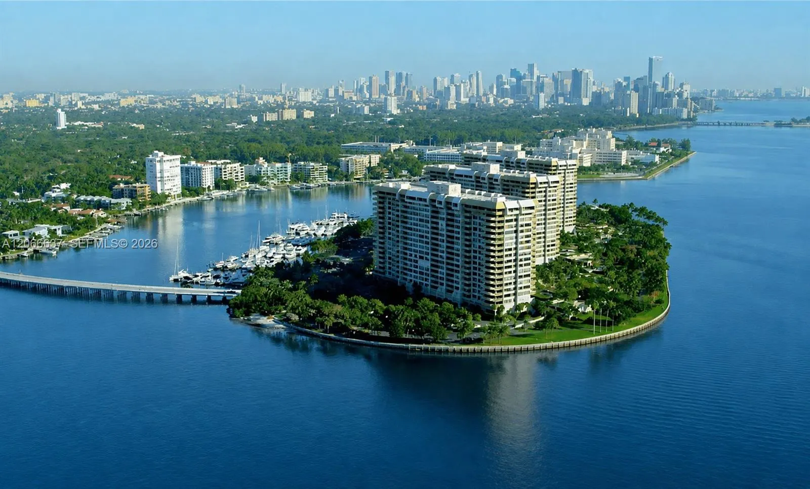 Foto de propiedad en 3 Grove Isle Drive C1208, Miami, FL 33133 Miami con MLS# 
