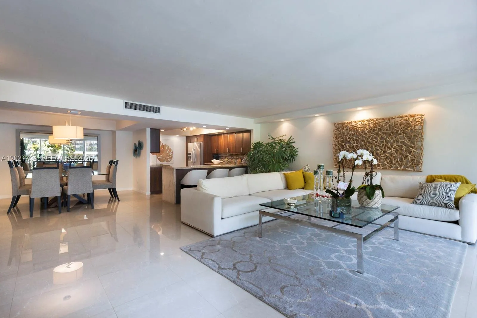 Foto de propiedad en 3 Grove Isle Drive C307, Miami, FL 33133 Miami con MLS# 