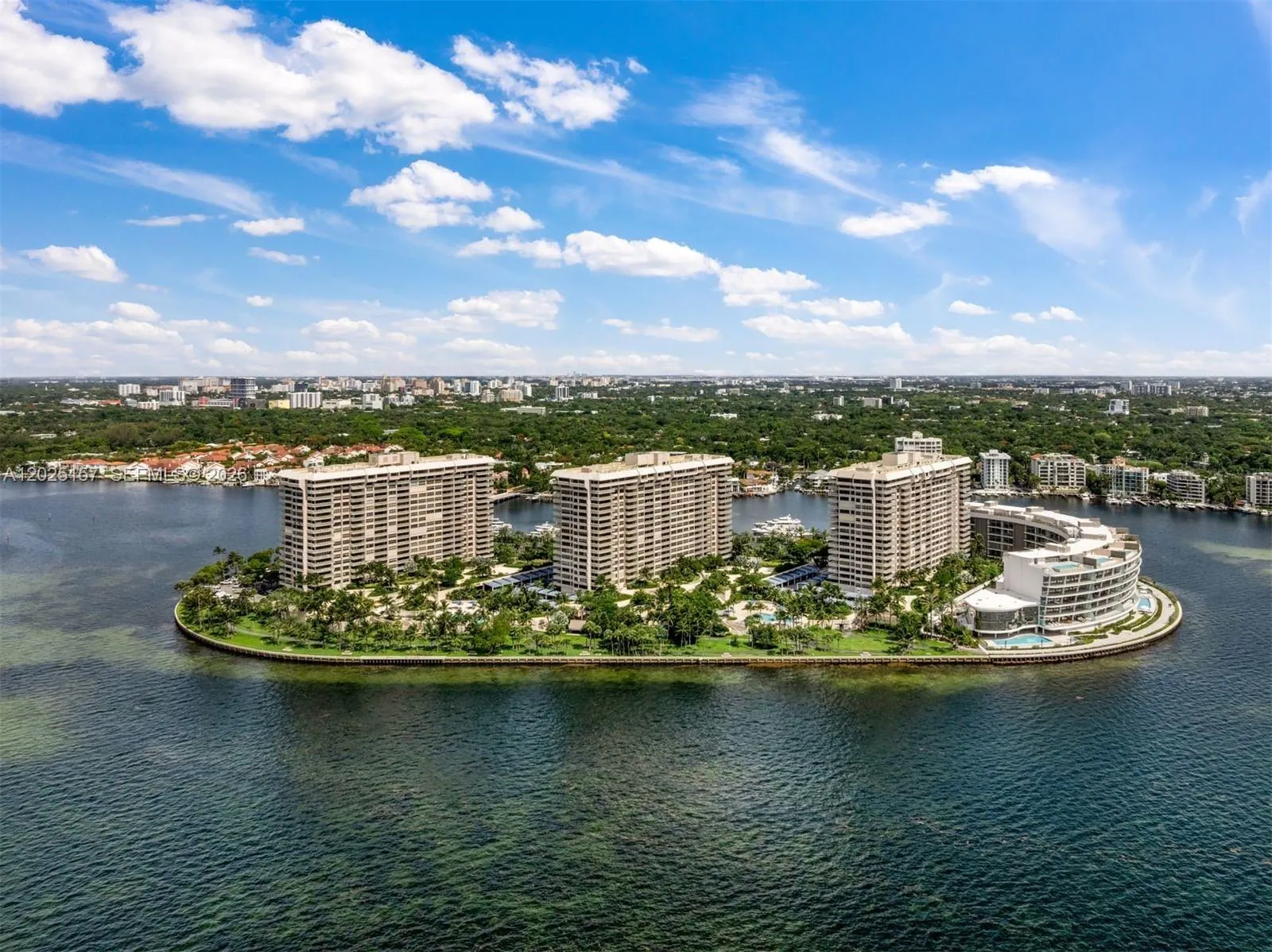 Foto de propiedad en 3 Grove Isle Drive C803, Miami, FL 33133 Miami con MLS# 