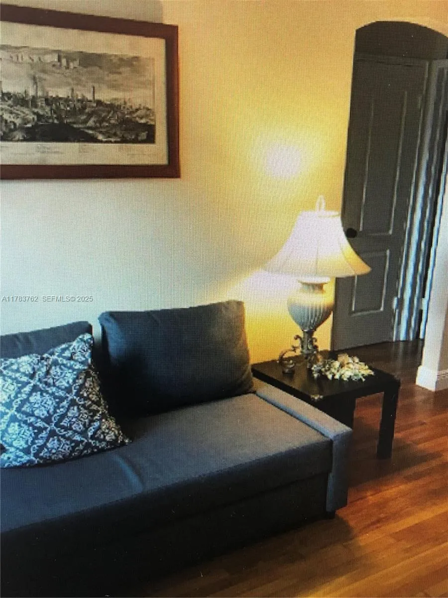 Foto de propiedad en 30 Almeria Avenue 6, Coral Gables, FL 33134 Coral Gables con MLS# 