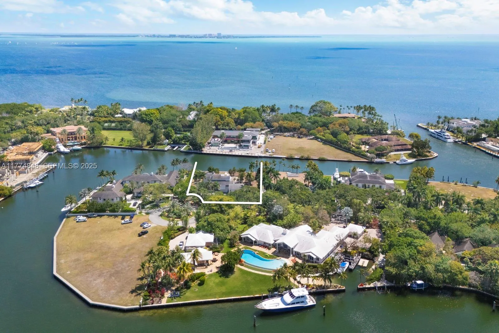 Foto de propiedad en 30 Leucadendra Drive, Coral Gables, FL 33156 Coral Gables con MLS# 