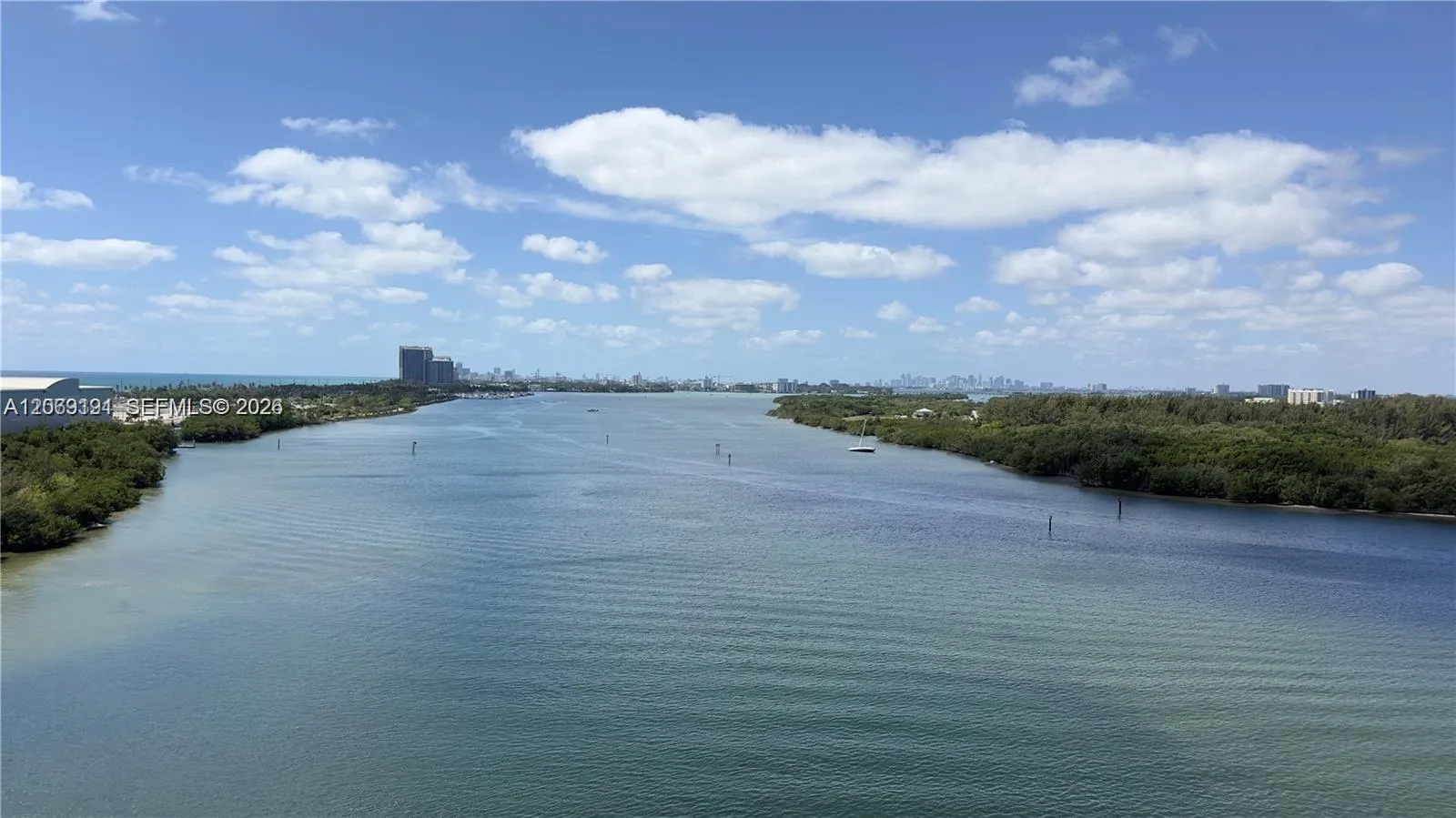 Foto de propiedad en 300 Bayview Drive 1102, Sunny Isles Beach, FL 33160 Sunny Isles Beach con MLS# 