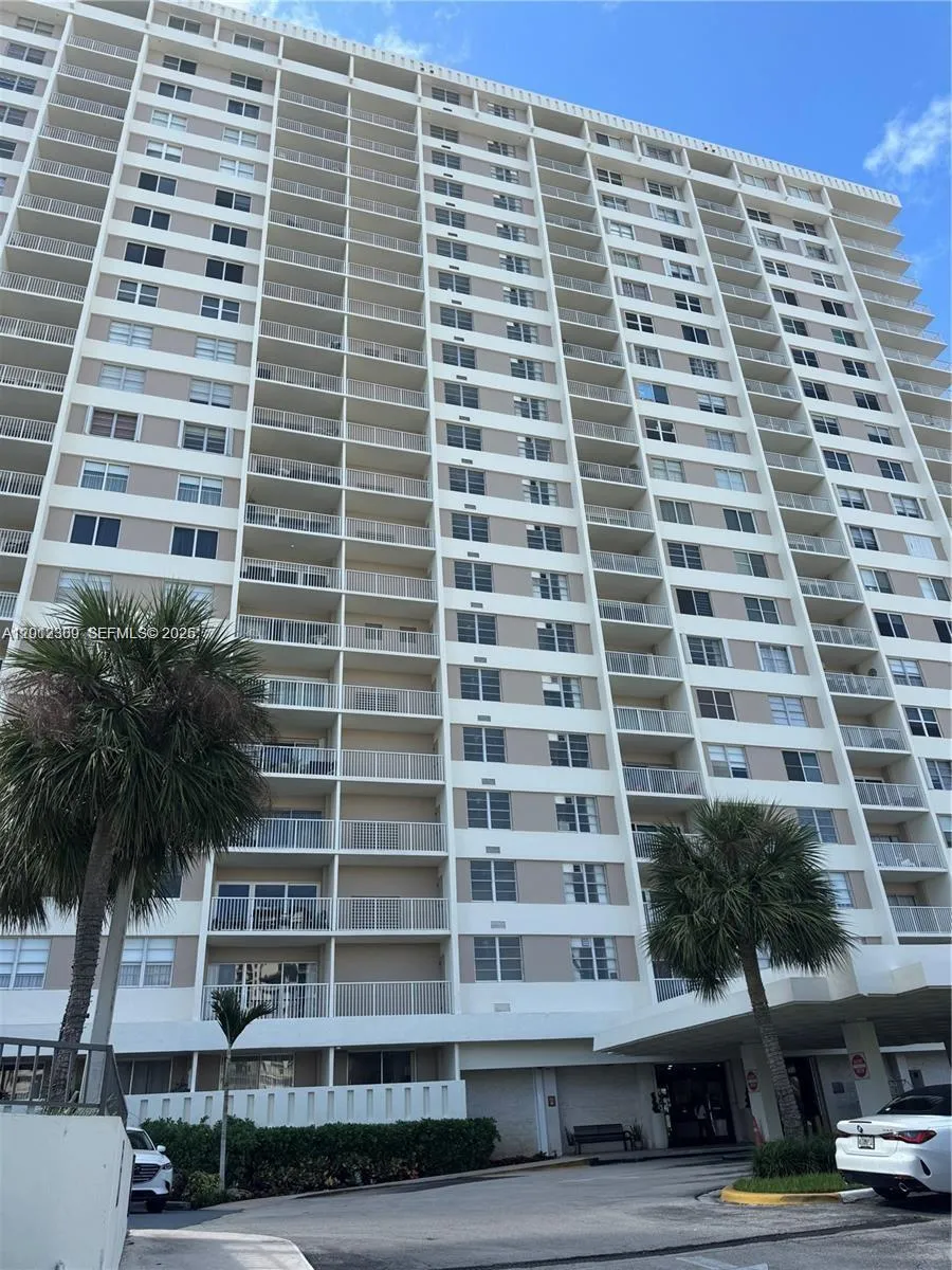 Foto de propiedad en 300 Bayview Drive 1903, Sunny Isles Beach, FL 33160 Sunny Isles Beach con MLS# 