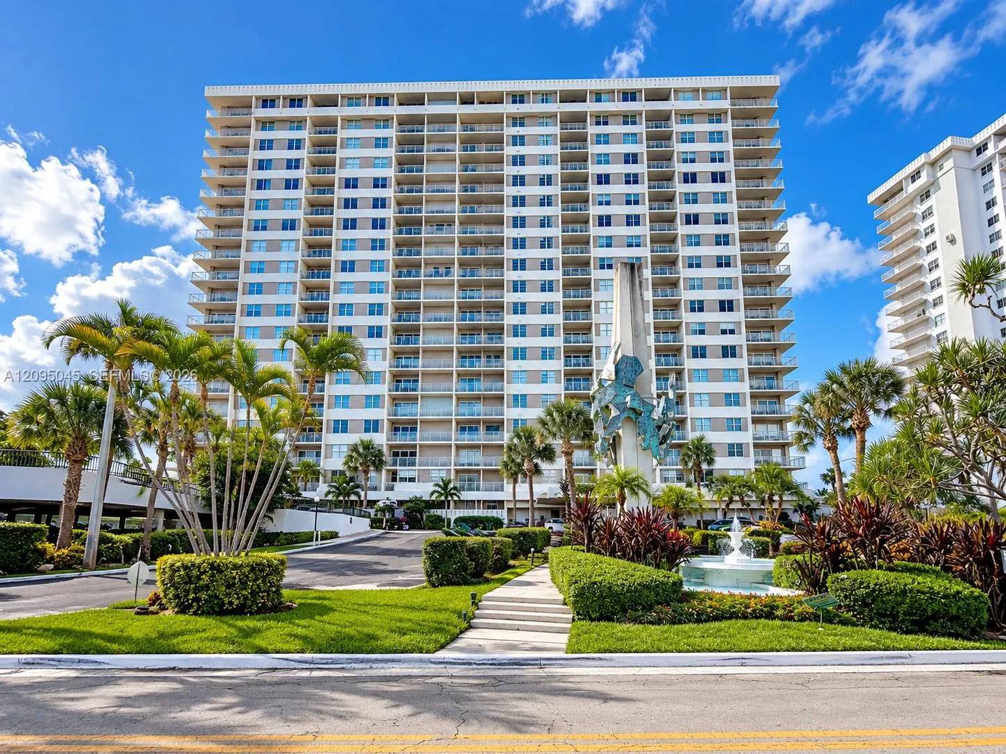 En Venta 300 Bayview Drive 2014, Sunny Isles Beach, FL 33160, Sunny Isles Beach, FL 33160