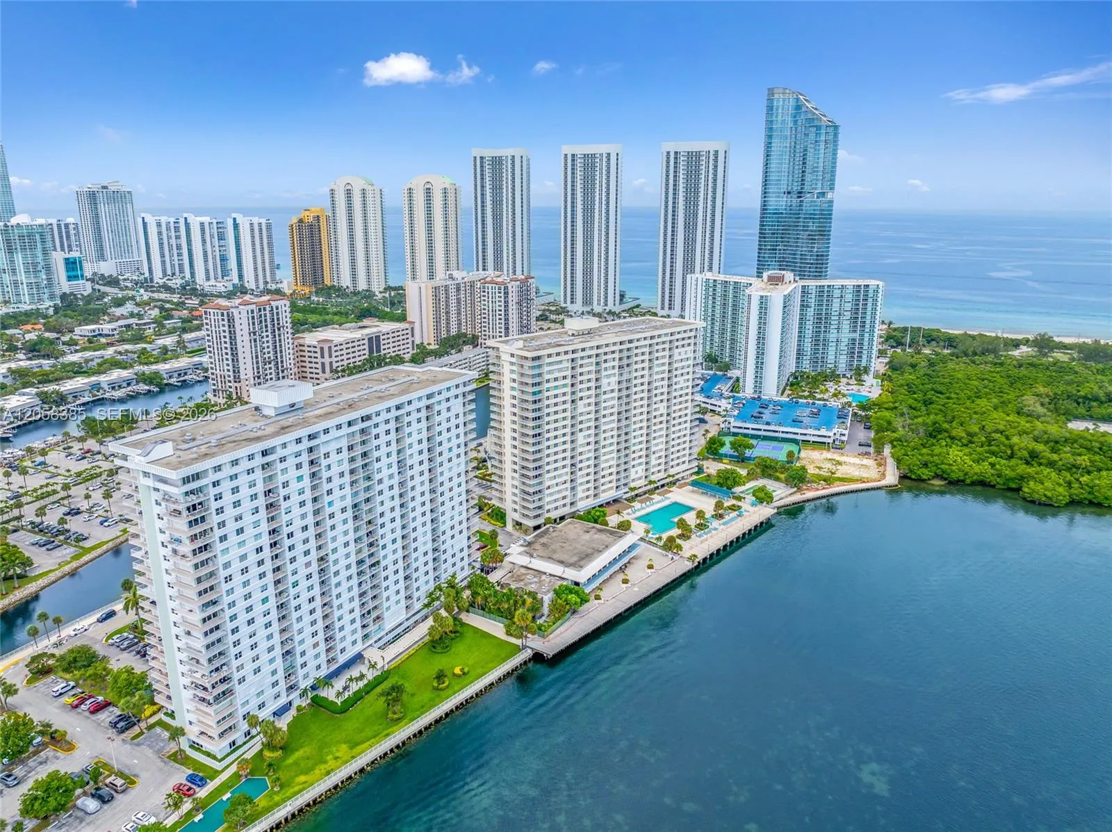 Foto de propiedad en 300 Bayview Drive 202, Sunny Isles Beach, FL 33160 Sunny Isles Beach con MLS# 