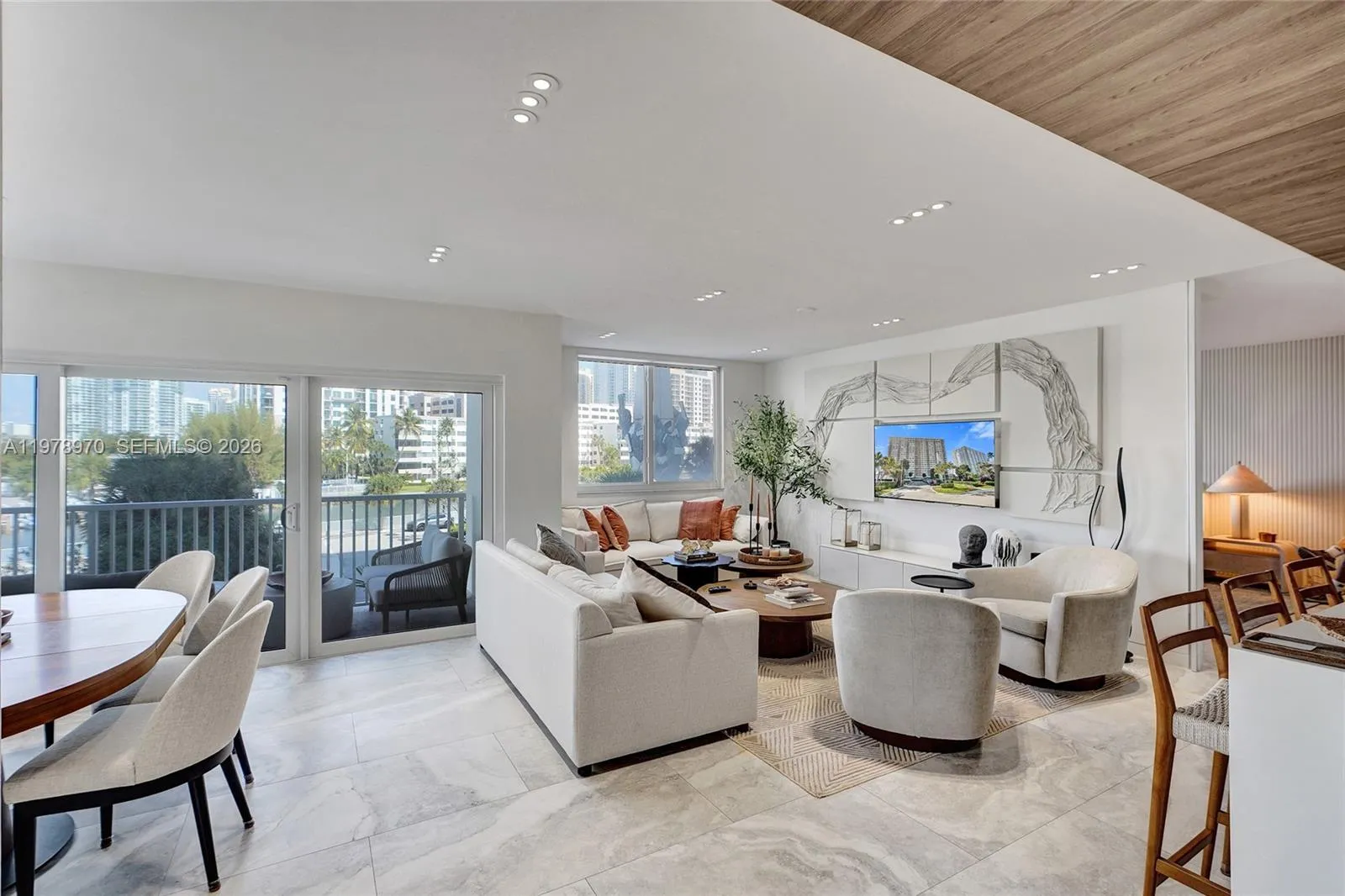 Foto de propiedad en 300 Bayview Drive 205, Sunny Isles Beach, FL 33160 Sunny Isles Beach con MLS# 