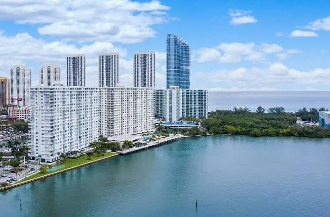 Foto de propiedad en 300 Bayview Drive 2101, Sunny Isles Beach, FL 33160 Sunny Isles Beach con MLS# 