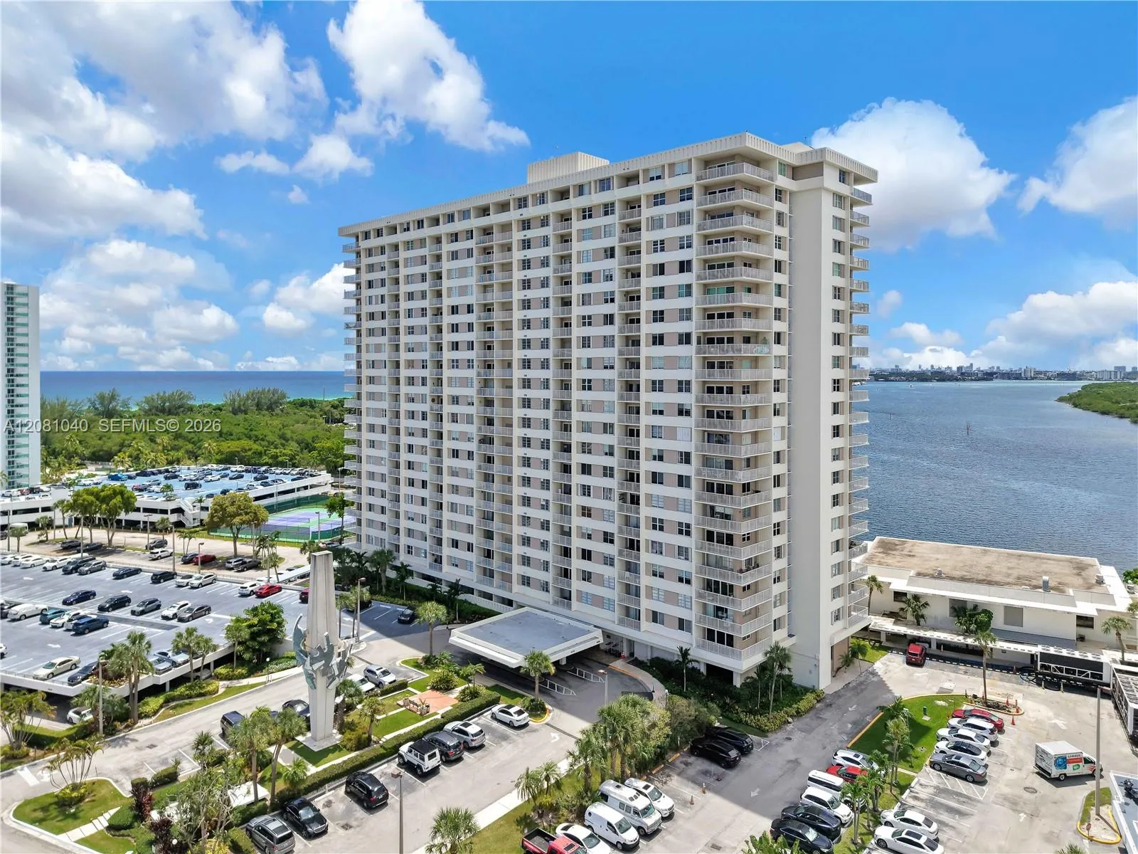 Foto de propiedad en 300 Bayview Drive 211, Sunny Isles Beach, FL 33160 Sunny Isles Beach con MLS# 