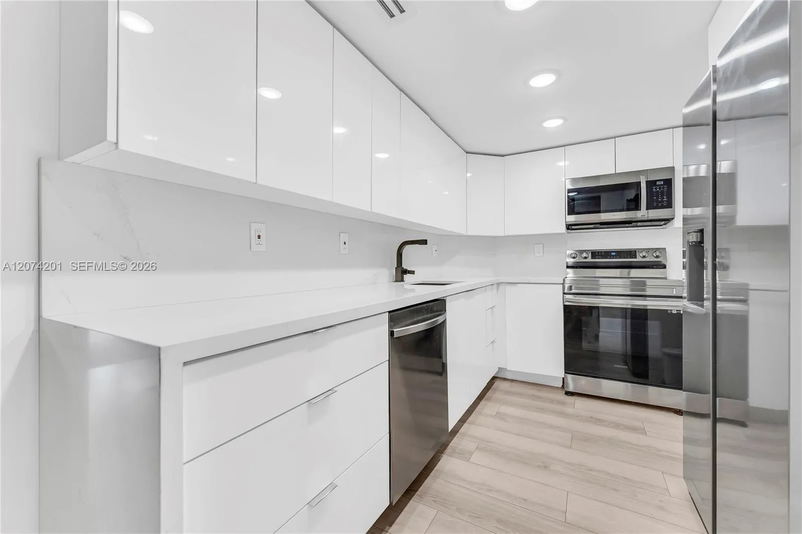 Foto de propiedad en 300 Bayview Drive 214, Sunny Isles Beach, FL 33160 Sunny Isles Beach con MLS# 