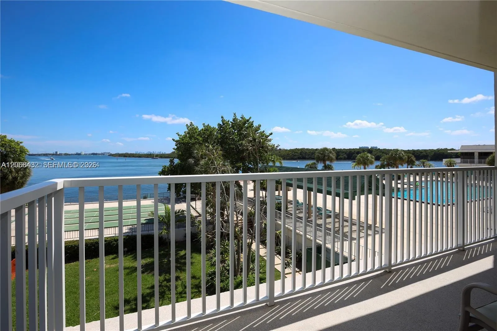 Foto de propiedad en 300 Bayview Drive 216, Sunny Isles Beach, FL 33160 Sunny Isles Beach con MLS# 