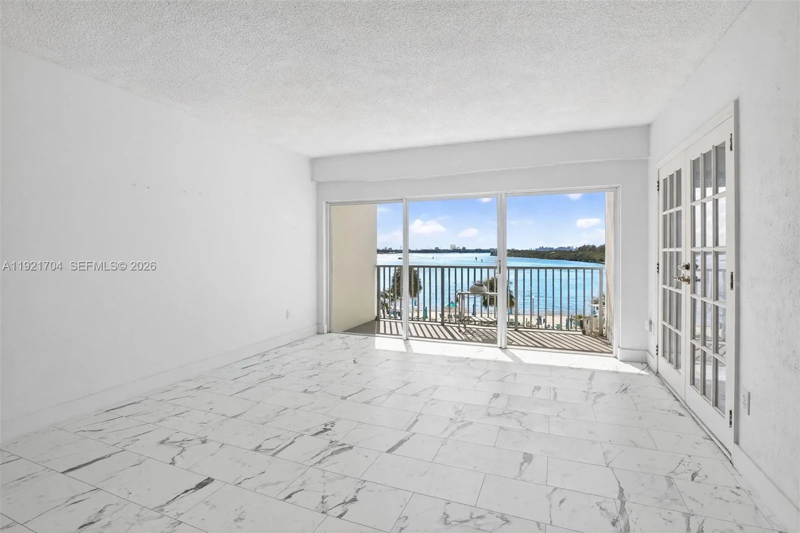 Foto de propiedad en 300 Bayview Drive 308, Sunny Isles Beach, FL 33160 Sunny Isles Beach con MLS# 