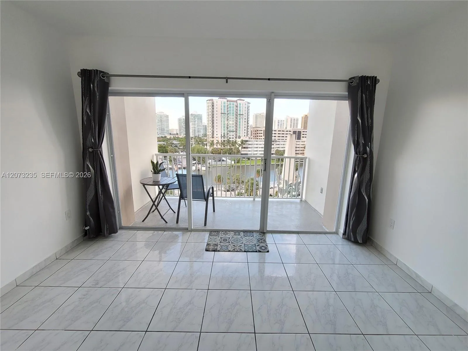 Foto de propiedad en 300 Bayview Drive 603, Sunny Isles Beach, FL 33160 Sunny Isles Beach con MLS# 