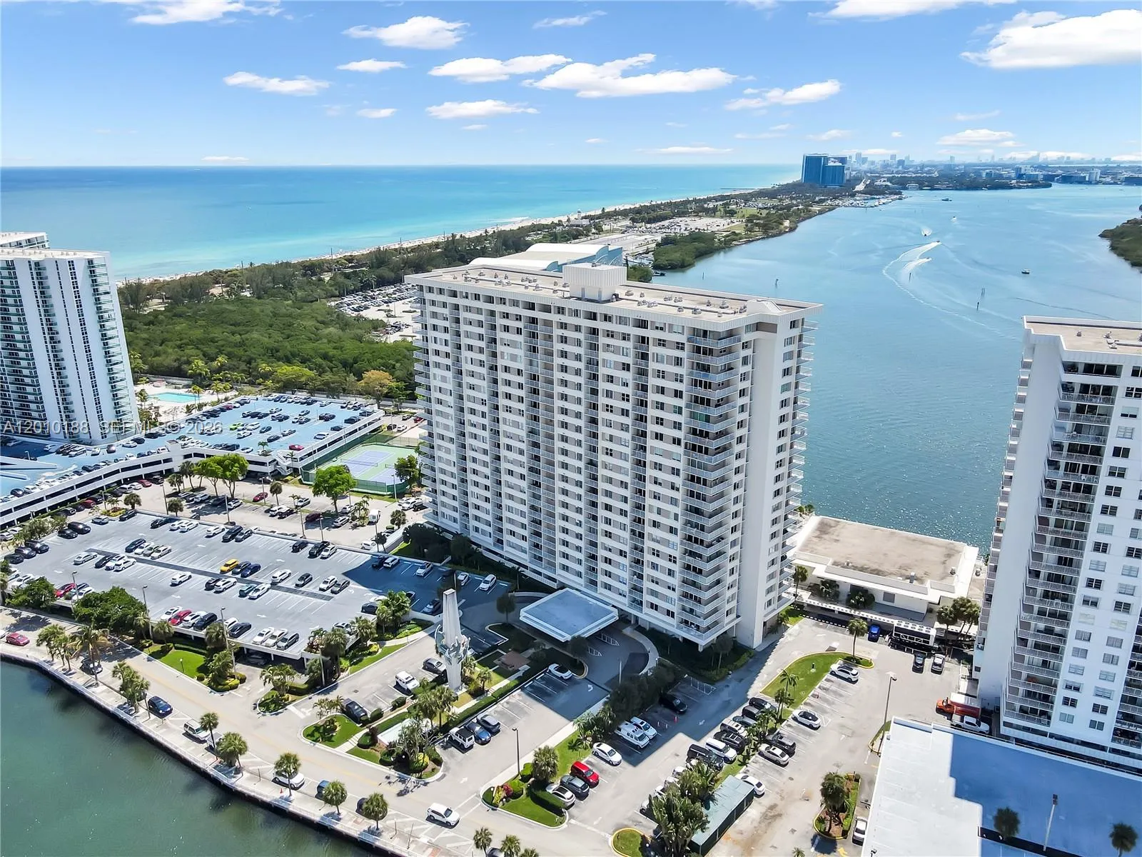 Foto de propiedad en 300 Bayview Drive 605, Sunny Isles Beach, FL 33160 Sunny Isles Beach con MLS# 