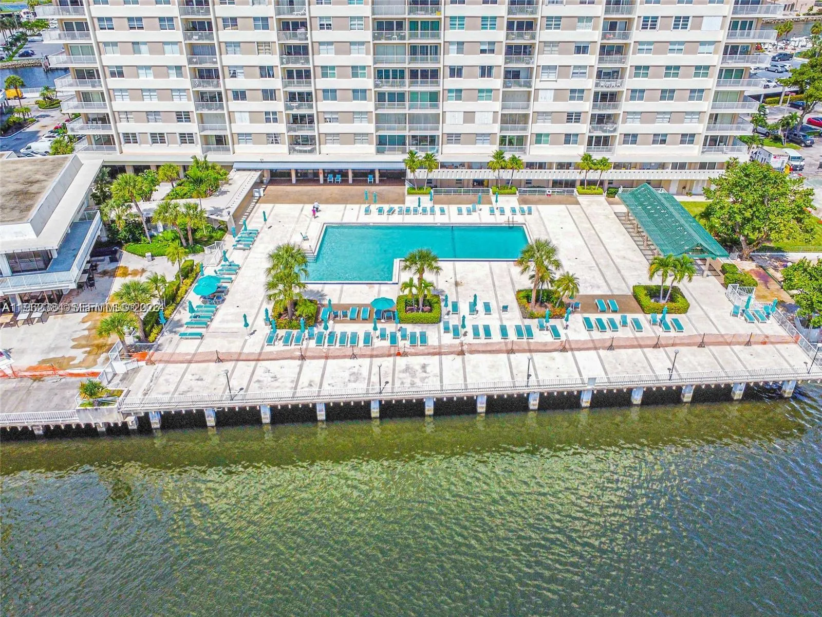Foto de propiedad en 300 Bayview Drive 707, Sunny Isles Beach, FL 33160 Sunny Isles Beach con MLS# 