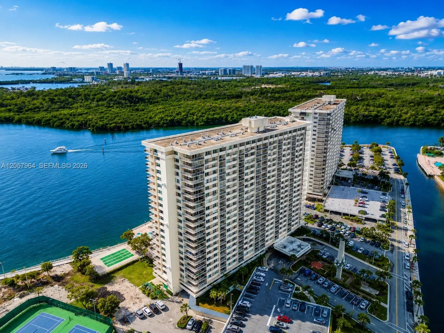 Foto de propiedad en 300 Bayview Drive 807, Sunny Isles Beach, FL 33160 Sunny Isles Beach con MLS# 