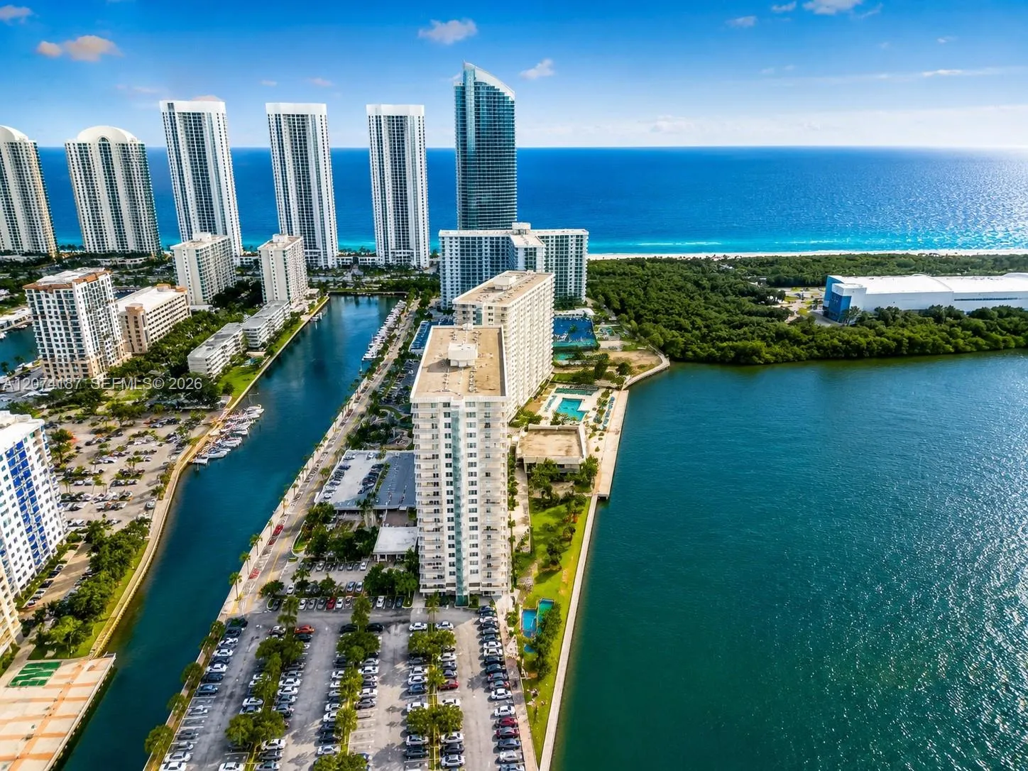 Foto de propiedad en 300 Bayview Drive 807, Sunny Isles Beach, FL 33160 Sunny Isles Beach con MLS# 