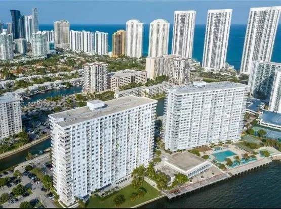 Foto de propiedad en 300 Bayview Drive 915, Sunny Isles Beach, FL 33160 Sunny Isles Beach con MLS# 