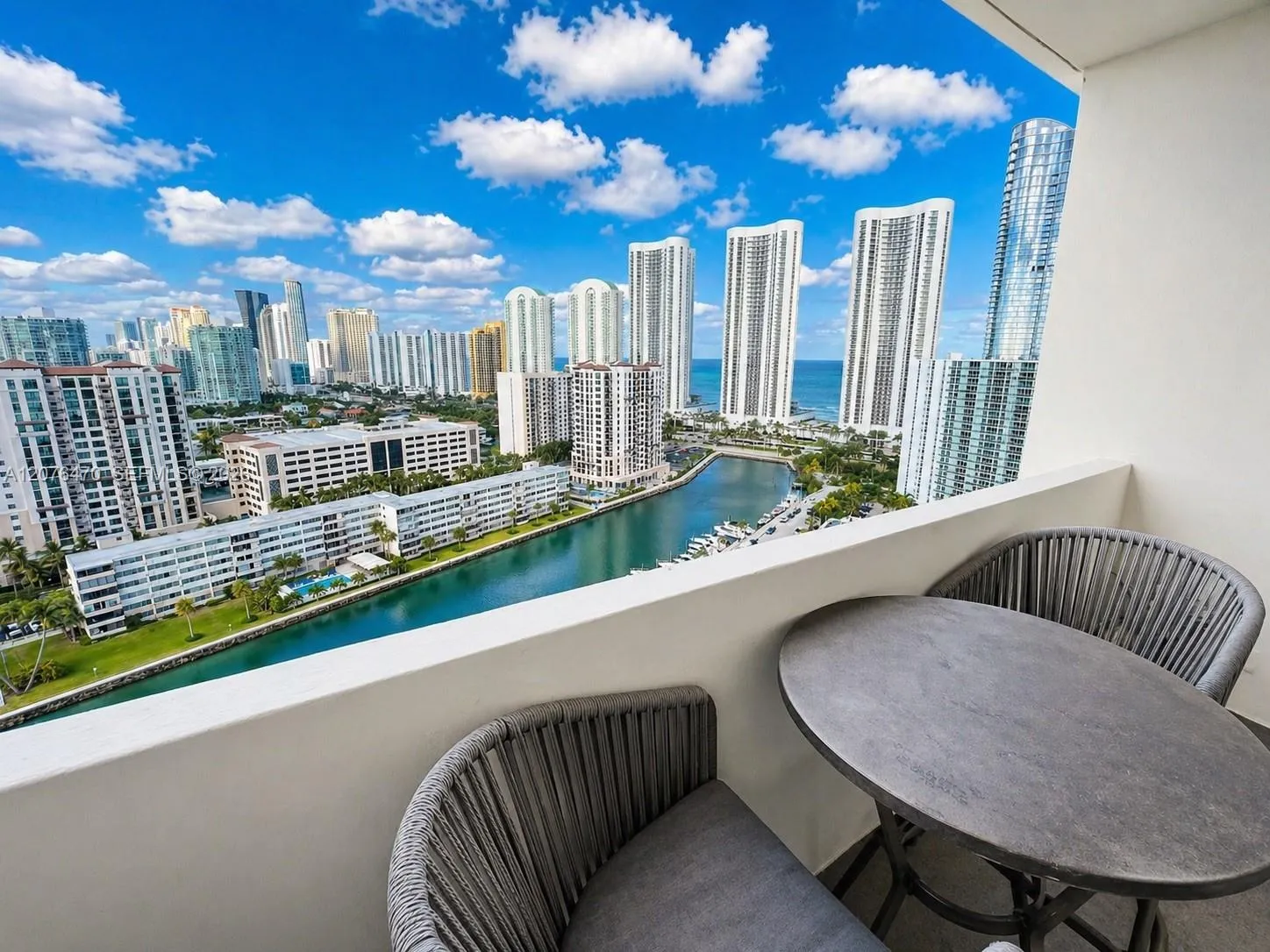 Foto de propiedad en 300 Bayview Drive PH11, Sunny Isles Beach, FL 33160 Sunny Isles Beach con MLS# 