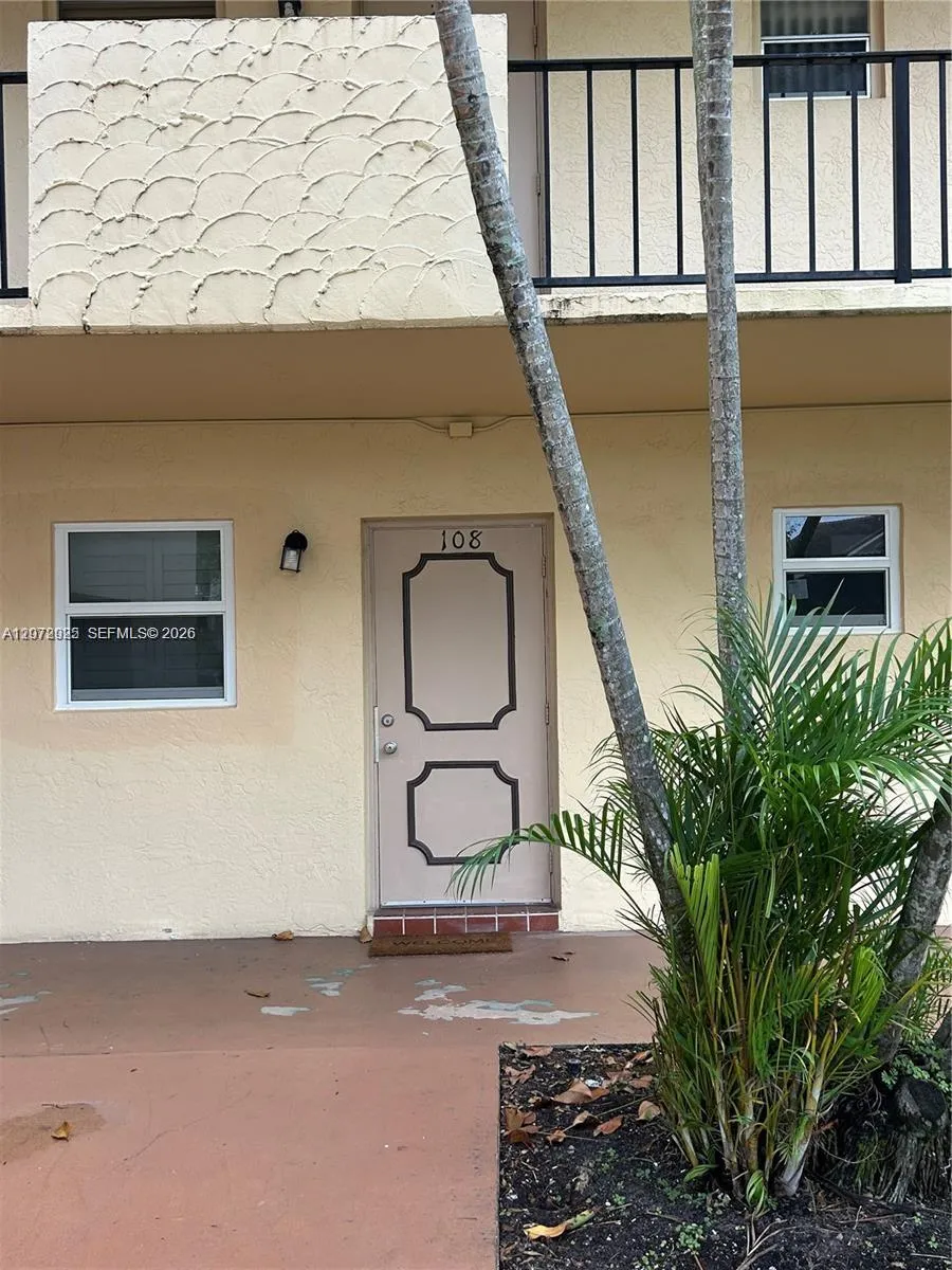 Foto de propiedad en 300 Berkley Road 108, Hollywood, FL 33024 Hollywood con MLS# 
